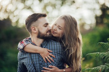 İyi vakit yeşil park günbatımında genç güzel Çift 