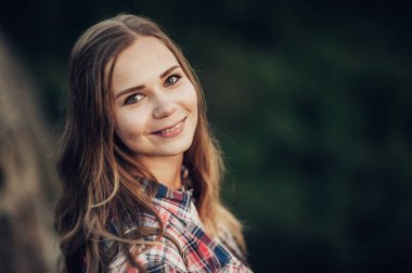 Genç gülümseyen turizm yeşil dağlarda poz 