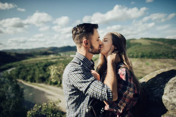 Porträt Eines Glücklichen Jungen Paares Der Berglandschaft — Stockfoto