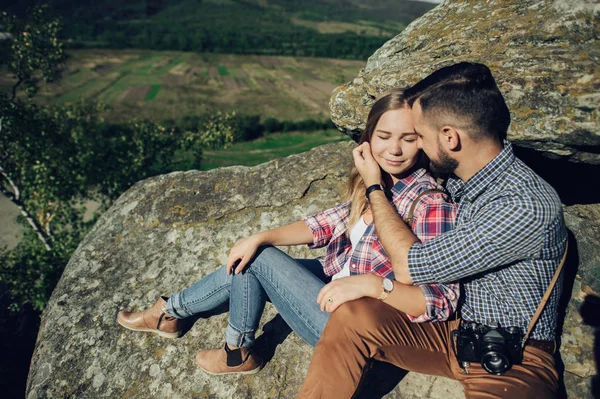 Cheerful Young Couple Sitting Mountain Rocky Cliff — Stock Photo, Image