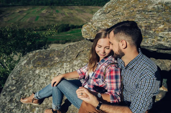 Veselý Mladý Pár Sedící Horských Skalních — Stock fotografie