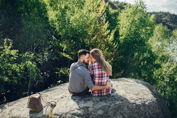 Fröhliches Junges Paar Sitzt Auf Felsigen Klippen — Stockfoto