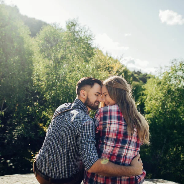 Vrolijke Jonge Paar Zittend Rotsachtige Klip Van Berg — Stockfoto