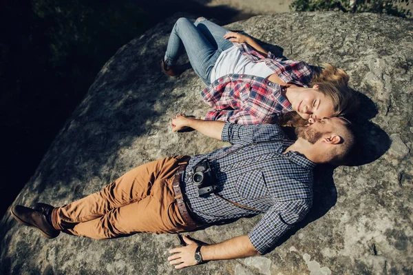 躺在山岩石上的年轻嬉皮士夫妇的肖像 — 图库照片