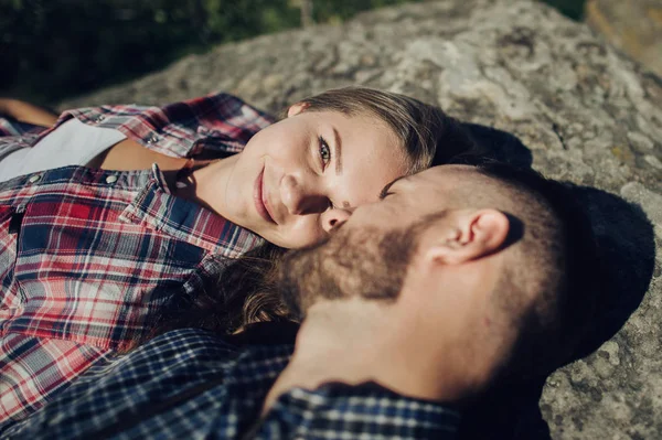 Retrato Joven Pareja Hipster Acostada Roca Montaña —  Fotos de Stock