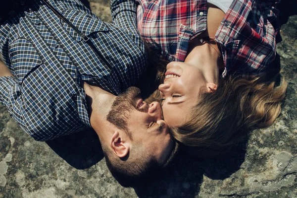 Retrato Joven Pareja Hipster Acostada Roca Montaña — Foto de Stock