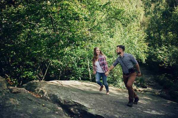 Jonge Gelukkige Paar Wandelen Groene Woud — Stockfoto