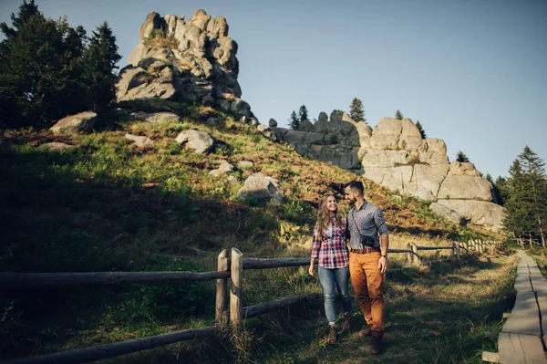 Jovem Alegre Casal Hipster Desfrutando Fins Semana Montanhas Verdes Pôr — Fotografia de Stock