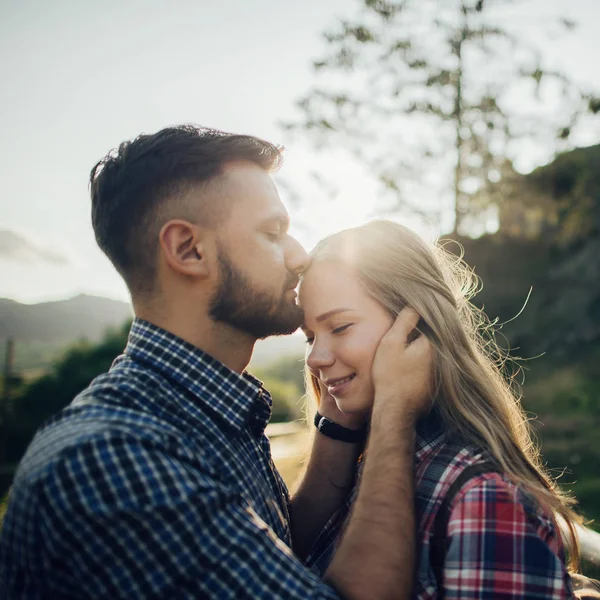 Couple Gai Passer Des Week Ends Romantiques Dans Parc Verdoyant — Photo