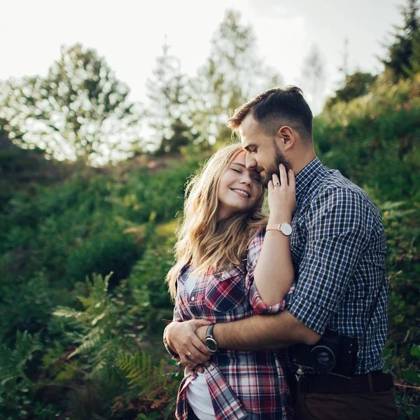 Couple Gai Passer Des Week Ends Romantiques Dans Parc Verdoyant — Photo