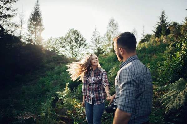 Preciosa Pareja Relajándose Parque Verde Los Fines Semana Atardecer — Foto de Stock