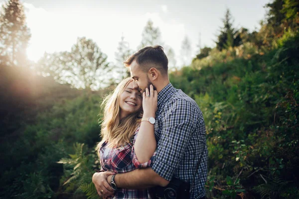 Tierna Pareja Joven Abrazándose Parque Verde Atardecer — Foto de Stock