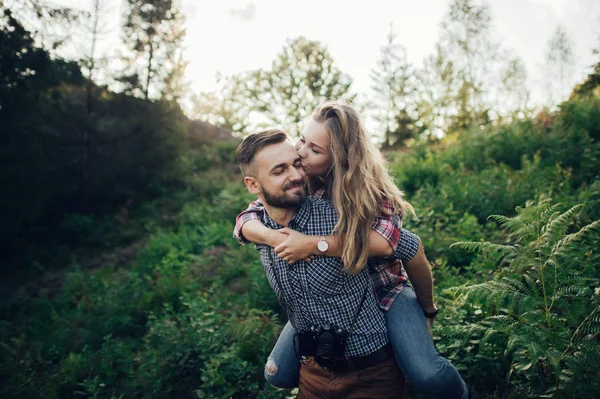 Joven Hombre Alegre Sosteniendo Novia Cerdito Espalda Verde Parque Atardecer —  Fotos de Stock