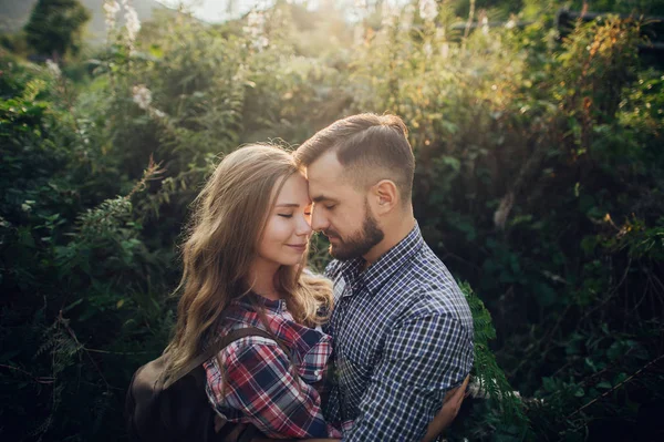 Tierna Pareja Joven Abrazándose Parque Verde Atardecer —  Fotos de Stock