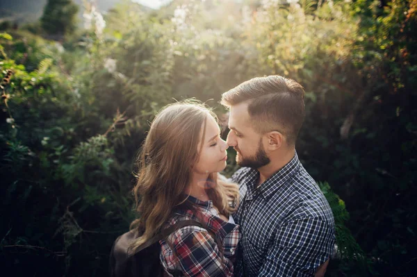 Tender Jovem Casal Abraçando Parque Verde Pôr Sol — Fotografia de Stock