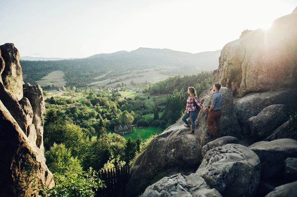 Pasangan Hipster Muda Berdiri Tepi Gunung — Stok Foto