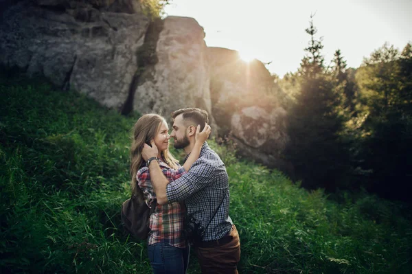 Jonge Vrolijke Hipster Paar Weekend Genieten Groene Bergen Bij Zonsondergang — Stockfoto