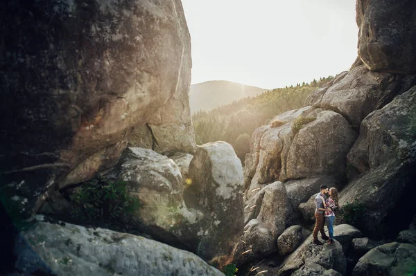 Romântico Jovem Casal Abraçando Entre Rochas Montanha Pôr Sol — Fotografia de Stock