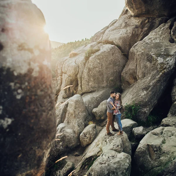 Ρομαντικό Ζευγάρι Αγκάλιασμα Μεταξύ Βουνού Βράχια Στο Ηλιοβασίλεμα — Φωτογραφία Αρχείου