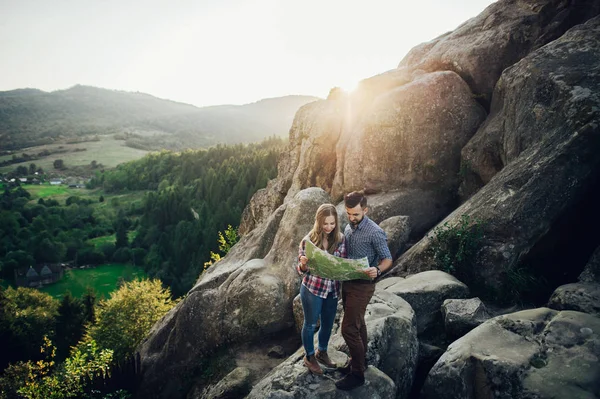 Pareja Joven Pie Borde Montaña Con Mapa Viaje Las Manos — Foto de Stock