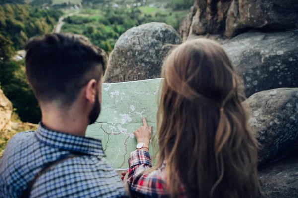 Tampilan Belakang Pasangan Muda Melihat Rute Peta — Stok Foto