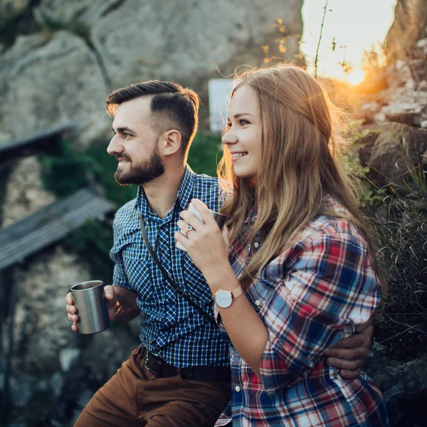 Jovem Casal Bebendo Chá Quente Pôr Sol Nas Montanhas — Fotografia de Stock