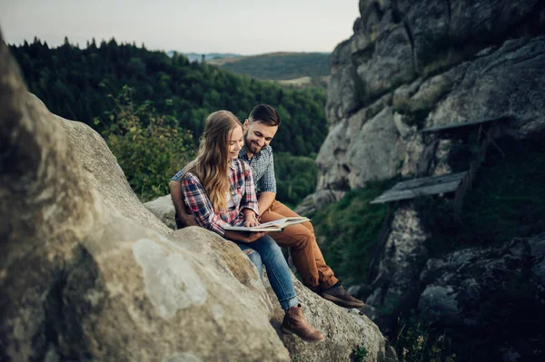 Jovem Casal Leitura Livro Borda Montanha — Fotografia de Stock