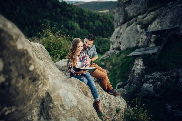 Genç Çift Okuma Kitabı Dağ Kenarında — Stok fotoğraf