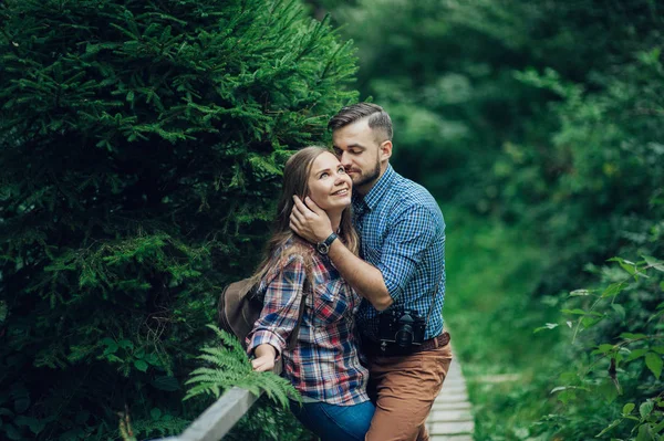 Jovem Casal Encantador Passar Bom Tempo Parque Verde — Fotografia de Stock