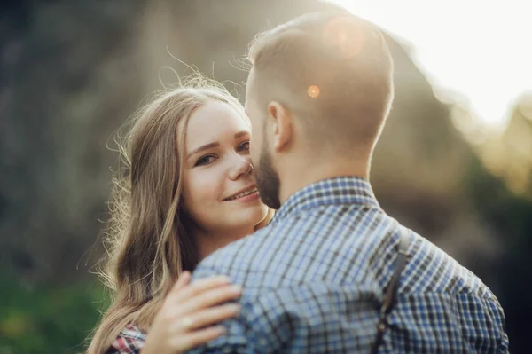 Feliz Pareja Joven Abrazándose Parque Verde Atardecer — Foto de Stock