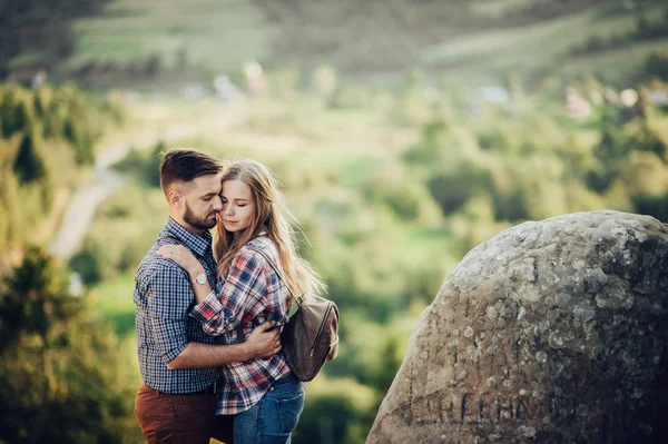 Junges Glückliches Paar Umarmt Sich Den Sommerlichen Bergen — Stockfoto