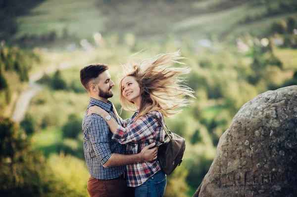 Jonge Gelukkige Paar Knuffelen Zomer Bergen — Stockfoto