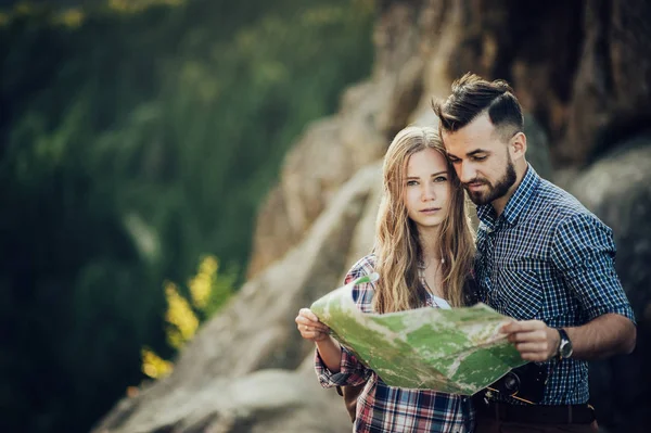 Junges Reizendes Paar Sucht Richtigen Weg Mit Karte Den Bergen — Stockfoto