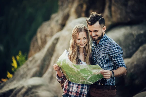 Fiatal Kedves Házaspár Keresett Megfelelő Módon Térkép Hegység — Stock Fotó
