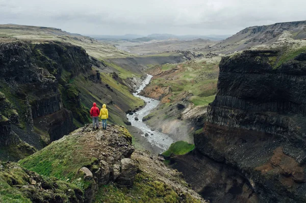 Panoramic View Couple Raincoats Looking Nordic River Iceland — Stock Photo, Image