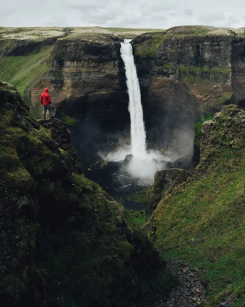 Homme Manteau Rouge Regardant Une Cascade Glaciale Couper Souffle — Photo