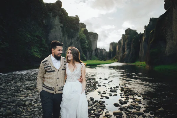 Романтичний Нещодавно Заміж Пара Романтичну Подорож Ісландії — стокове фото