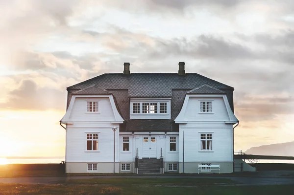 Casa Branca Beira Mar Pôr Sol Norte Islândia — Fotografia de Stock