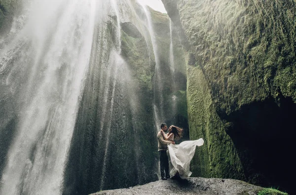 Casal Recém Casado Romântico Viagens Românticas Islândia — Fotografia de Stock