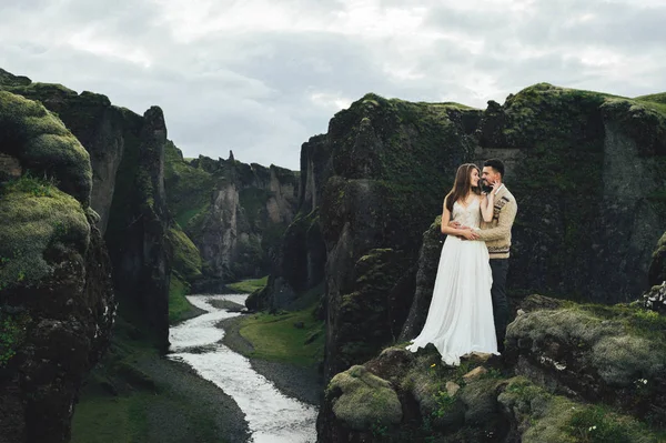 Romantic Newly Wedded Couple Romantic Travel Iceland — Stock Photo, Image