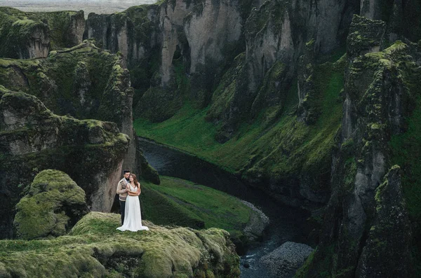 Romantyczny Nowozeńców Para Romantyczną Podróż Islandii — Zdjęcie stockowe