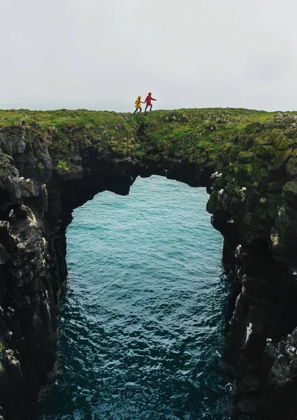 Dua Wanita Muda Berjalan Gerbang Batu Alami Atas Laut Nordik — Stok Foto