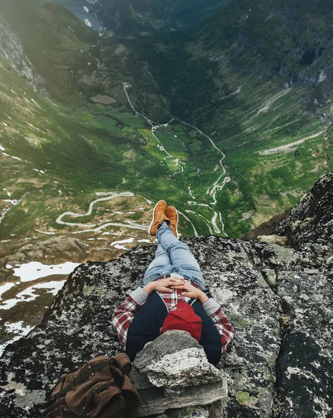 Pria Turis Berbaring Tebing Berbatu Dengan Pemandangan Pegunungan Yang Indah — Stok Foto