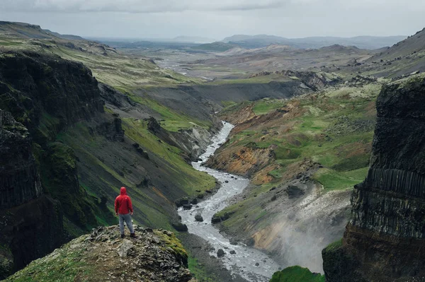 Man Ser Vacker Utsikt Över Brett Canyon — Stockfoto