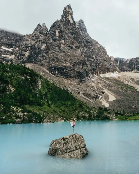 Wanita Muda Berdiri Atas Satu Kaki Batu Danau Pegunungan Biru — Stok Foto