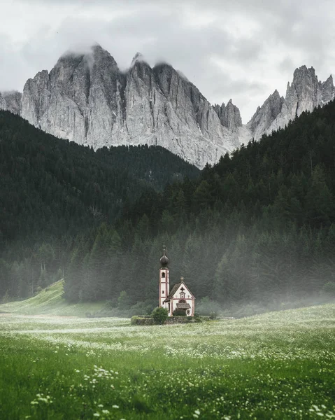 Vieille Église Solitaire Dans Une Vallée Verdoyante Avec Des Montagnes — Photo