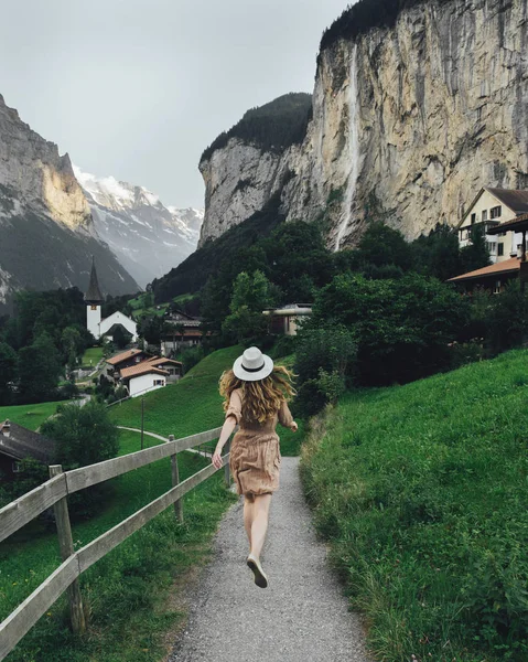 Mujer Joven Sombrero Corriendo Pueblo Montaña —  Fotos de Stock