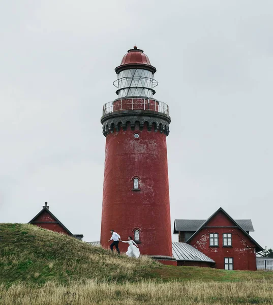 Jovem Casal Lindo Com Farol Vermelho Fundo — Fotografia de Stock