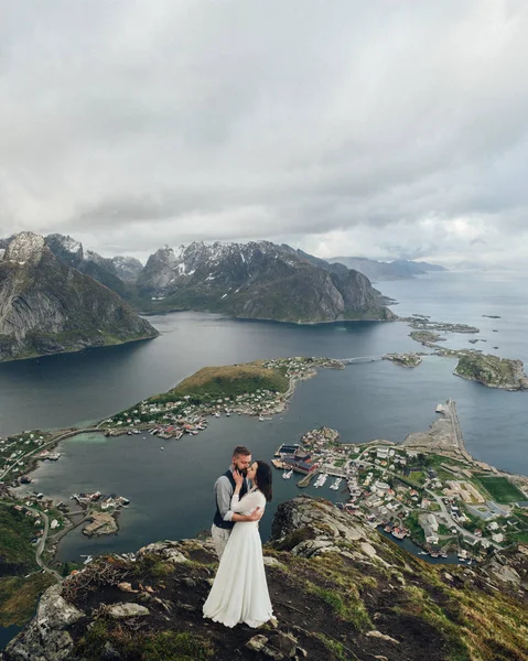 Recém Casados Caminhar Costa Nórdica Rochosa — Fotografia de Stock