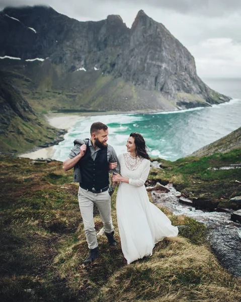 Recém Casados Caminhar Costa Nórdica Rochosa — Fotografia de Stock